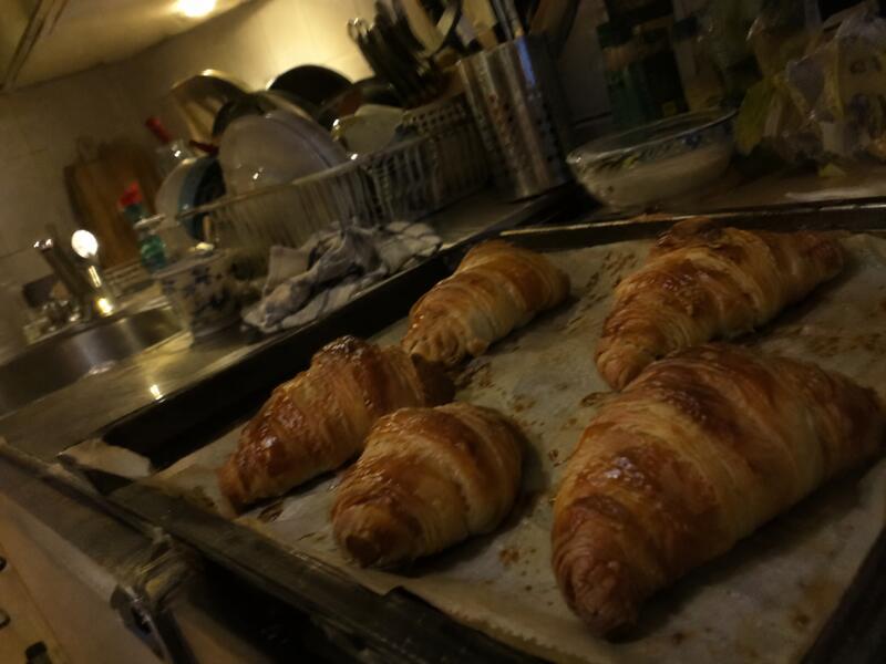 Croissants im dunklen Ofenlicht, schlecht zu erkennen